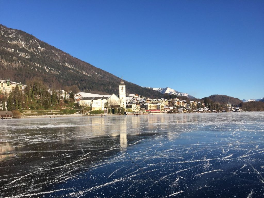 Eislaufen am Wolfgangsee direkt vorm Haus Seeromantik